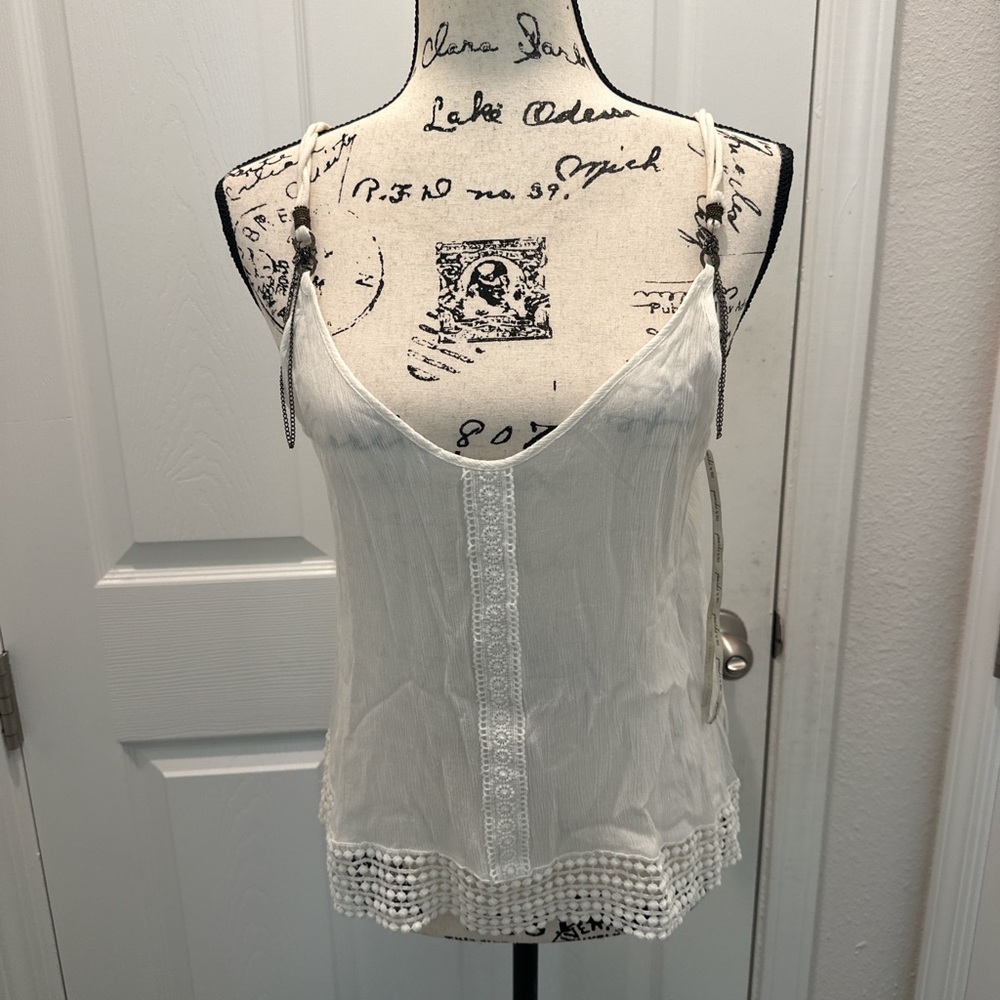 Gimmicks by BKE Off White Lace-Trim Cami Tank Top